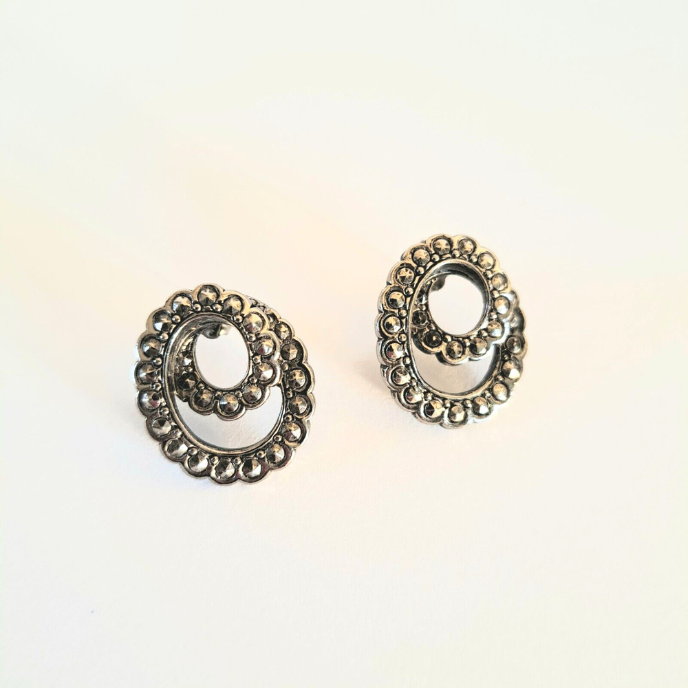Avon Silver Tone Pierced Earrings .75 INCH VINTAGE LOOPS DESIGN modern career
